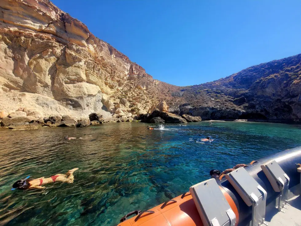 Excursión en barco Cabo de Gata con Zonaktiva navegando junto a la costa
